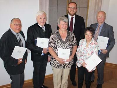 Die Geehrten von links: Ludwig Kastl, Johann Simmerl, Monika König, Landrat Andreas Meier, Maria Siebert, Johann Winter