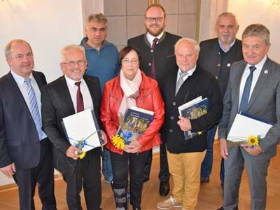 Auf dem Bild von links: Bürgermeister Gerhard Scharl, Alfred Wulfänger, Michael Pregler, Marianne Göbl, Landrat Andreas Meier, Karl-Heinz Buchberger (bis hier alle Geehrten aus Bechtsrieth), Bürgermeister Ludwig Biller und Herbert Rudolph (Weiherhammer) von links: Bürgermeister Gerhard Scharl, Alfred Wulfänger, Michael Pregler, Marianne Göbl, Landrat Andreas Meier, Karl-Heinz Buchberger (bis hier alle Geehrten aus Bechtsrieth), Bürgermeister Ludwig Biller und Herbert Rudolph (Weiherhammer)