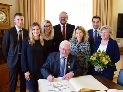 Josef Wittmann beim Eintrag ins Goldene Buch