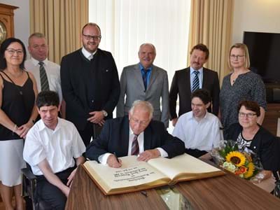 Josef Rupprecht beim Eintrag ins Goldene Buch Josef Rupprecht beim Eintrag ins Goldene Buch des Landkreises Neustadt a. d. Waldnaab