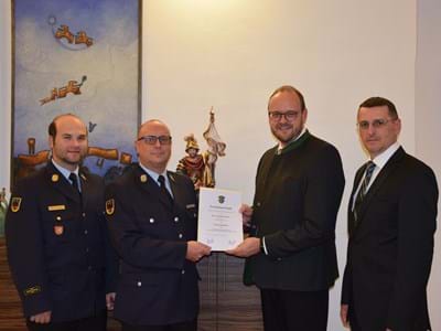 Übergabe der Ernennungsurkunde an Kreisbrandmeister Alexander Kleber von links: Kreisbrandrat Marco Saller, Kreisbrandmeister Alexander Kleber, Landrat Andreas Meier, Katastrophenschutzbeauftragter des Landratsamtes Klaus Lotter