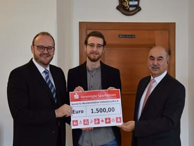 Spendenübergabe an Musikinitiative Vohenstrauß e.V. am 04.11.2019 von links: Landrat Andreas Meier, stv. Vorsitzender der Musikinitiative Vohenstrauß e.V. Paul Hüttl und Vorstandsvorsitzender der Vereinigten Sparkassen ESB, NEW und VOH Josef Pflaum