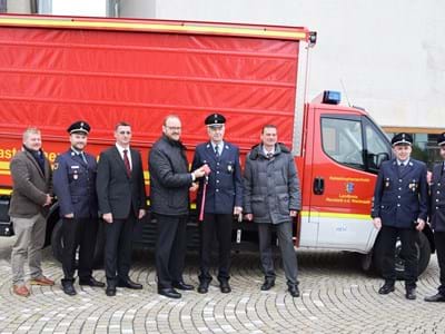Übergabe des neuen Katastrophenschutzfahrzeuges v.l.n.r.: Kreisrat Dominik Baschnagel, Kreisbrandrat Marco Saller, Klaus Lotter Landratsamt, Landrat Andreas Meier, Kommandant Gottfried Amschl, Bürgermeister Ernst Schicketanz, 2. Kdt. Markus Lindner, KBM Sebastian Hartl