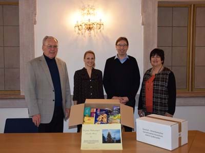 Übergabe der DAGA-Pakete von links: Helmuth Wächter, Christina Braun, Edmund Frummet, Johanna Meier