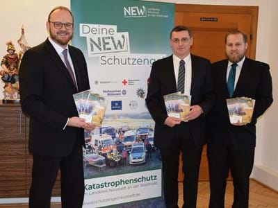 Vorstellung des neuen Katastrophenschutzberichtes von links: Landrat Andreas Meier, Katastrophenschutzbeauftragte des Landratsamtes Klaus Lotter und Florian Witzl