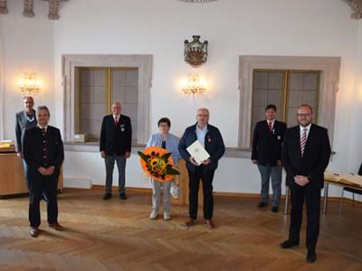 Verleihung der Bundesverdienstmedaille an Herbert Putzer von links: Alfred Rast (Geschäftsleiter der ILS Nordoberpfalz), Andreas Wutzlhofer (1.Bürgermeister Stadt Vohenstrauß), Sebastian Windschügl (BRK), Herbert Putzer und Ehegattin, Sandro Gallitzdörfer (Kreisgeschäftsführer BRK Kreisverband WEN-NEW, Andreas Meier (Landrat Neustadt a.d.Waldnaab)