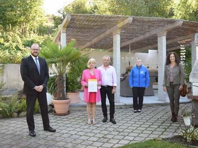 Übergabe der 5-Sterne-Urkunde des Deutschen Tourismusverbandes e.V. an die Familie Käß Mit dem notwendigen Abstand überreichte Landrat Andreas Meier (links) die Urkunde des Deutschen Tourismusverbandes e.V. über die 5-Sterne-Klassifizierung an die Familie Monika und Wolfgang Käß. Mit dabei waren zudem Christina Kircher vom Touris-musverband Oberpfälzer Wald (2.v.r.) und Sandra Henkens, Tourismusbeauftragte der Stadt Windischeschenbach (rechts)