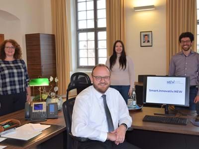 Landkreis NEW wird Modellregion für smartes Landleben Landrat Andreas Meier (vorne, sitzend) mit einigen der am Projekt beteiligten Mitarbeitern (stehend von links): Barbara Mädl (Sachgebietsleiterin Kreisentwicklung und Wirtschaftsförderung), Daniela Peintinger (Gesundheitsregion Plus Nordoberpfalz) und Christian Frey (Bildungsmanager)
