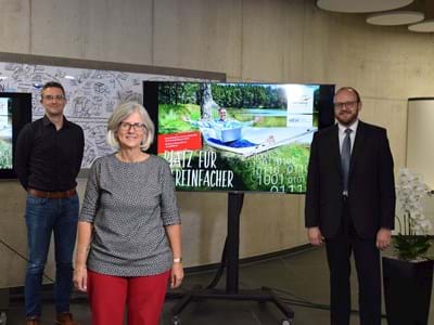 Nicolas Götz, Dr. Christa Standecker und Landrat Andreas Meier (von links)