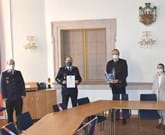 Landrat Andreas Meier überreicht an Manuel Bock die Ernennungsurkunde zum Kreisbrandmeister für Katastrophenschutz